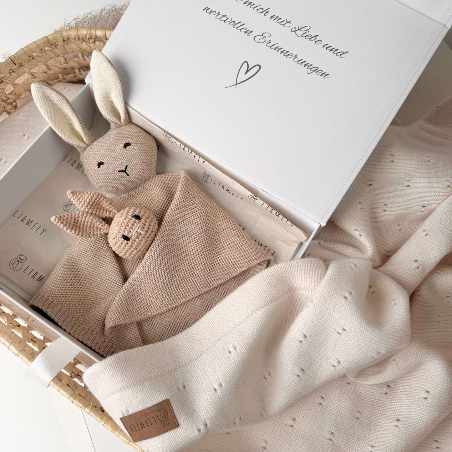 Einzigartiges Geschenkset für Neugeborene mit Merinowolle Babydecke, Kuscheltuch und Greifring.