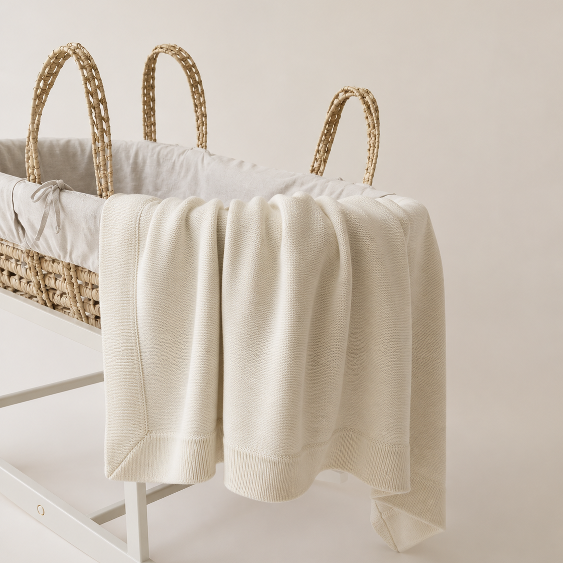Babydecke aus Kaschmir in der Farfbe Beige. Super für die Babywiege geeignet.