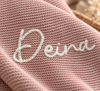 Personalisierte Babydecke aus Bio-Baumwolle mit handgesticktem Namen
