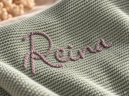 Personalisierte Babydecke aus Bio-Baumwolle mit handgesticktem Namen